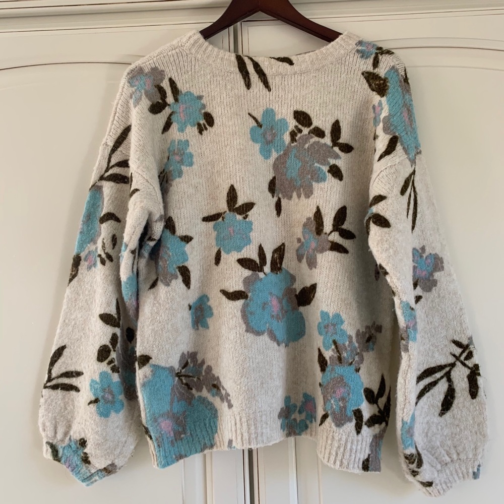 URBAN OUTFITTERS SWEATER